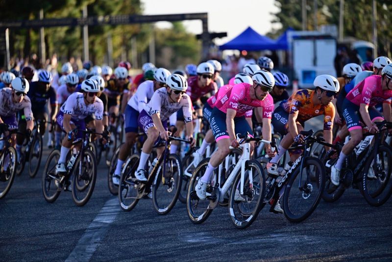 Elite men racing CBR round 2